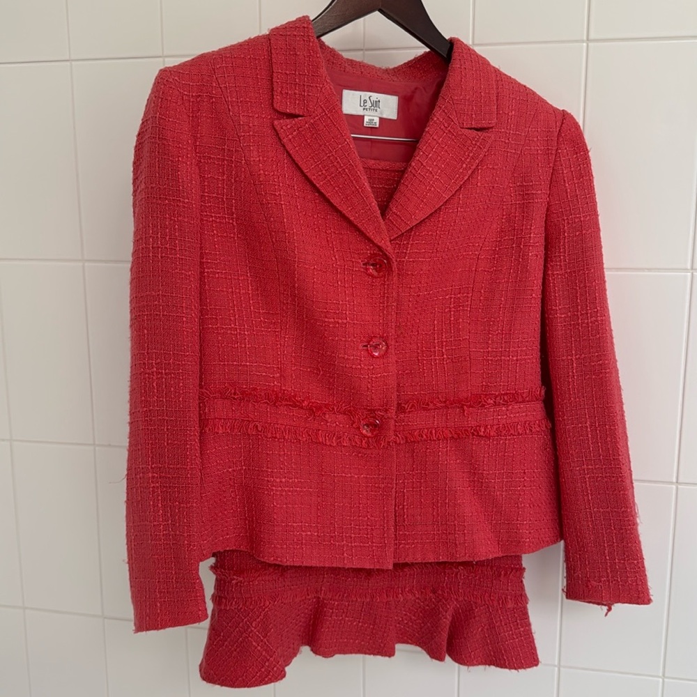 Lesuit pink skirt suit tweed size 12P never worn